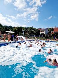 Rabka Zdrój - Otwarcie basenu letniego z imprezami w pianie i silent disco - zdjęcie z basenu Aloha