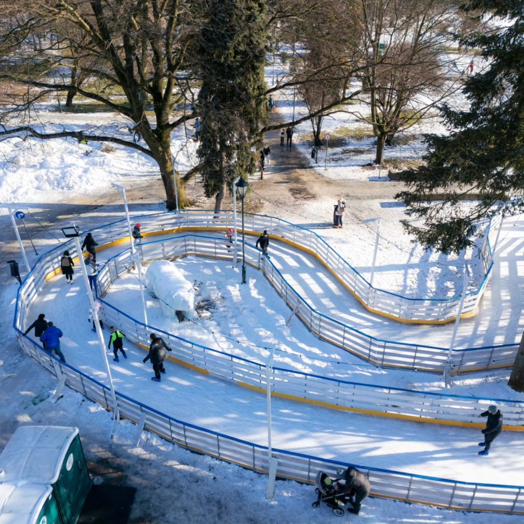Rabka - Tory lodowiska w alejkach Parku Zdrojowego - Przykład Ice Park 2