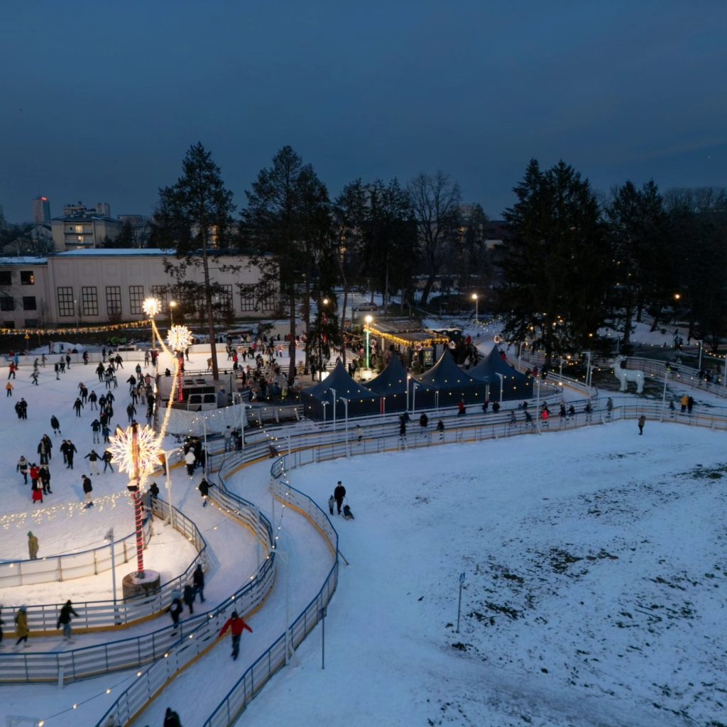 Rabka - Tory lodowiska w alejkach Parku Zdrojowego - Przykład Ice Park 1