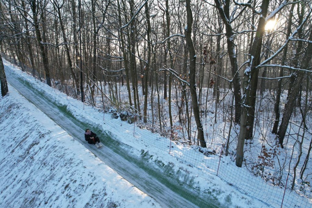 Rabka_Atrakcje_Maciejowa_Zima_Tory saneczkowe_snowtubing - Przykład Katowic Park Kościuszki 1